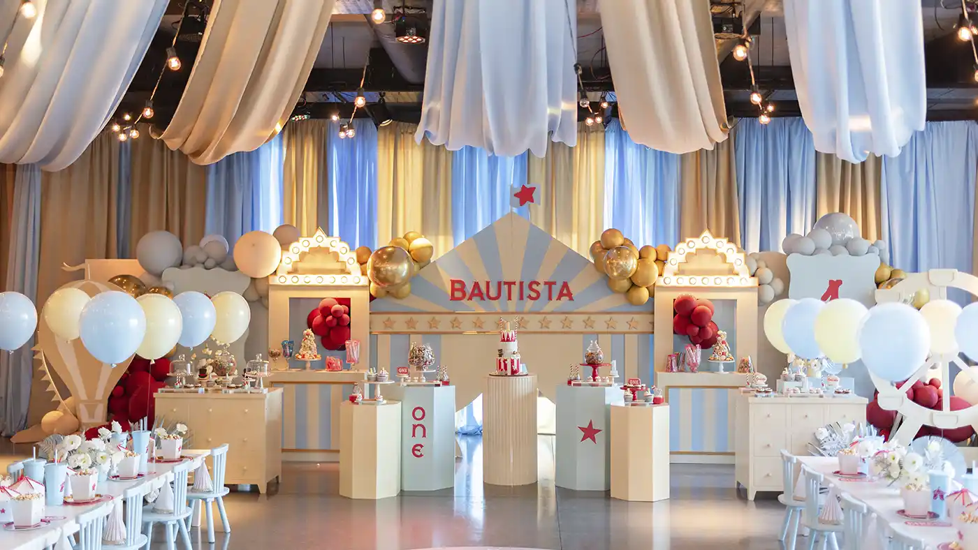 Ambientación con globos y centros de mesa